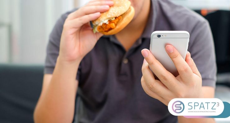 Mexer no celular depois de comer faz mal